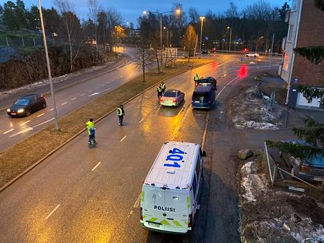 Poliisi tekee teillä perjantai-illasta sunnuntaiaamuun mahdollisimman paljon puhalluskokeita. Useat poliisit pysäyttivät autoilijoita Konalantiellä Pitäjänmäessä Helsingissä. 
