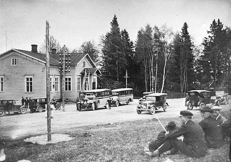 Taksiautoja Järvenpään asemalla noin vuonna 1926 tai 1927.