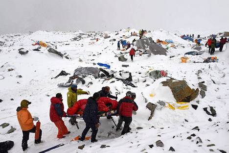 Kolme kiipeilijää kuoli Mount Everestillä – yksi vuoren valloittanut yhä  kateissa - Urheilu 
