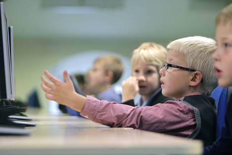 Tallinnalaiset ensimmäisen luokan oppilaat ohjelmoinnin tunnilla. Tiger Leap -säätiö toi kouluihin kymmenen vuotta sitten koodaamisen ja sovellusten opetusta.