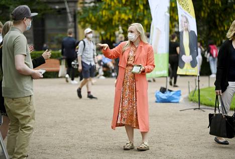 Vihreiden puheenjohtaja Maria Ohisalo kampanjoi Esplanadin puistossa Helsingissä kuntavaalien alla 12. kesäkuuta.