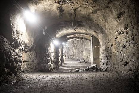 Sandvikin testikaivokseen Tampereen Myllypuroon on louhittu noin 6 kilometriä käytäviä uuden kaivosteknologian testaamista varten. Tuottaja Joakim Hanssonin mukaan testikaivos sopi Kiirunaan sijoittuvan elokuvan kuvauksiin paremmin kuin oikea rautamalmikaivos.