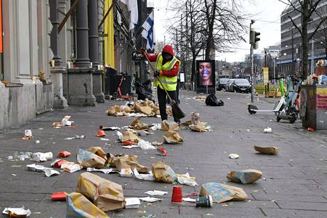 Vappuaaton juhlinnan jälkeisiä roskia siivottiin Helsingin Mannerheimintiellä sunnuntaina.