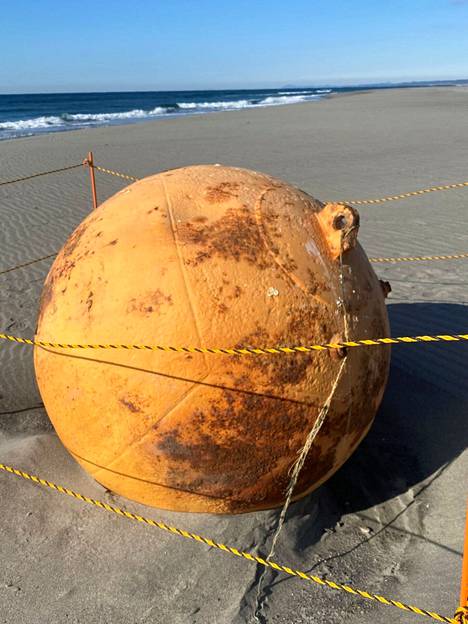 Hamamatsun rannalle huuhtoutunut pallo Japanissa keskiviikkona. Uutistoimisto Reuters jakoi Twitter-käyttäjän kuvan. 