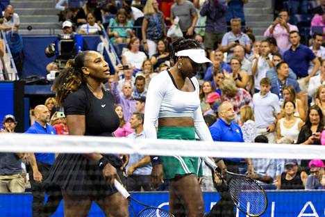 Serena Williams (vas.) ja Venus Williams putosivat Yhdysvaltain avointen nelinpelissä jo avauskierroksella.
