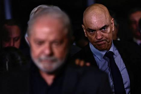 Brasilian presidentti Luiz Inácio Lula da Silva (etualalla) ja korkeimman oikeuden tuomari Alexandre de Moraes tutustuivat hallintorakennusten tuhoihin Brasíliassa maanantaina.