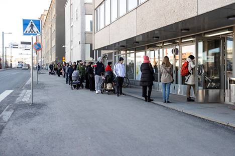 Passijono kiemurteli ennätyspitkänä Tampereen poliisitalon edessä huhtikuussa.