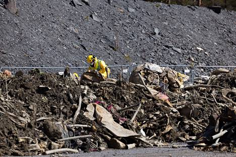 Poliisi tutkii kaivoskuilusta nostettua jätettä ja etsii esimerkiksi kahvipaketin tyyppistä jätettä, jonka perusteella jätettä voidaan ajoittaa.