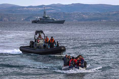 Kumivene täynnä afganistanilaisia siirtolaisia lähestyi Kreikan Lesboksen saarta helmikuun lopulla. Vierellä Ison-Britannian rajavartiolaitoksen partiovene. Egeanmeren aluetta valvoo taustalla Frontexin partioalus.