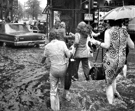 Helsingissä oli torstai-iltapäivällä paras ottaa kengät käteen ja kääriä housunlahkeet ylös. Ankara sade yllätti kadulla kulkijat vilkkaimpaan ruuhka-aikaan.