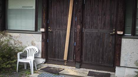 Poliisien ampumisesta epäillyt veljekset majailivat kuukauden motellissa Porvoossa, poliisi avasi heidän huoneensa oven moottori­sahalla