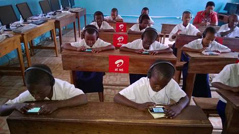 Koululaiset opettelevat lukemaan pelin avulla Tansaniassa.