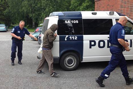 Murhasta epäiltyä tuotiin oikeudenistuntoon Porissa maanantaina 22. kesäkuuta.