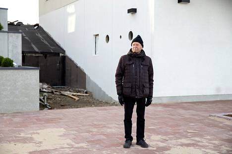 Kari Koponen from Joensuu, who was on a day walk, has drawn attention to two unfinished buildings.  He thinks the place is 