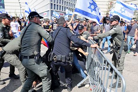 Mielenosoittajat ja poliisi ottivat yhteen Tel Avivissa keskiviikkona.