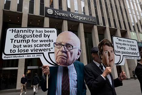 Mielenosoittajat esittivät Fox Newsin perustajaa ja hallituksen puheenjohtajaa Rupert Murdochia ja tähtijuontajaa Tucker Carlsonia huhtikuussa New Yorkissa pidetyssä mielenilmauksessa. 