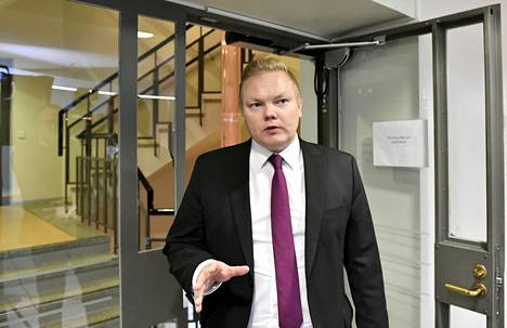 Korkeakouluista vastaavan tiede- ja kulttuuriministerin Antti Kurvisen (kesk) mukaan vaaleissa valituilla poliitikoilla on oikeus muuttaa myös korkeakoulupolitiikkaa. 