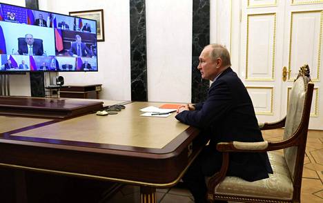 Presidentti Vladimir Putin laajentaa keinovalikoimaa saada lisää ihmisiä sotimaan Ukrainaan hyökkäävän Venäjän riveihin. Maanantaina Putin johti Kremlistä turvallisuusneuvoston kokousta videolähetyksen välityksellä.