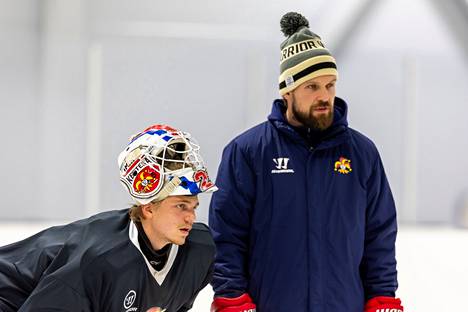 Severi Auvinen, who appeared in the mask of his old club Imatra Ketterä before the end of the season, discusses the course of training with Jokeri's goalkeeper coach Roy Hellgren.
