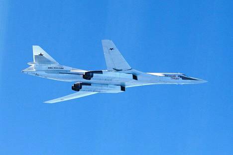 Suomalainen hävittäjälentäjä kuvasi Itämerellä lentäneen venäläisen strategisen pommittajan Tupolev Tu-160:n.