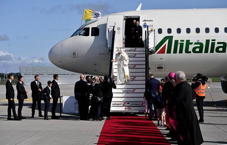 Paavi saapumassa Dublinin lentokentälle lauantaina.