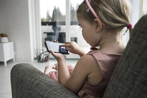 Kansainvälisesti vertailtuna suomalaiset lapset saavat oman puhelimen poikkeuksellisen varhain.