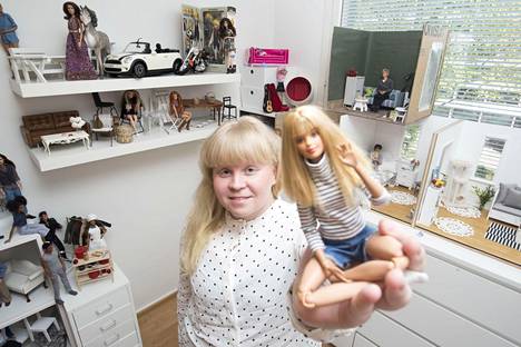 Turkulaisen Henna Kiilin, 24, kotona on Barbieille omistettu huone. Kädellä on Ellie-nukke, jolla on Instagramissa yli 16200 seuraajaa.