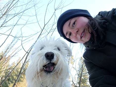 Kateryna Shapran on ulkoillut Espoossa, sillä se tuo sodan seuraamisen keskelle muuta ajateltavaa. Shapran kiittää, että lumisena aikana myös valkoinen Harvey-koira pysyi puhtaana luonnossa liikkuessa.