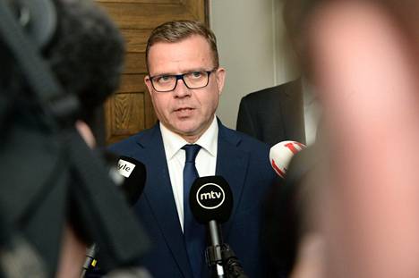 Petteri Orpo kommentoi kokoomuksen eduskunta­ryhmän ylimääräisen ryhmä­kokouksen päätöstä Helsingissä tiistaina. 