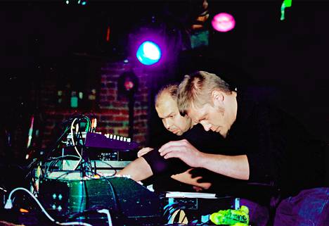 Mika Vainion (vas.) ja Ilpo Väisäsen Pan Sonic esiintyi New Yorkin Mercury Loungessa maaliskuussa 2001.