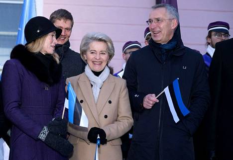 Viron pääministeri Kaja Kallas, Euroopan komission puheenjohtaja Ursula von der Leyen ja Naton pääsihteeri Jens Stoltenberg osallistuivat Viron itsenäisyyspäivän juhlintaan liittyvään tilaisuuteen Tallinnassa perjantaina.