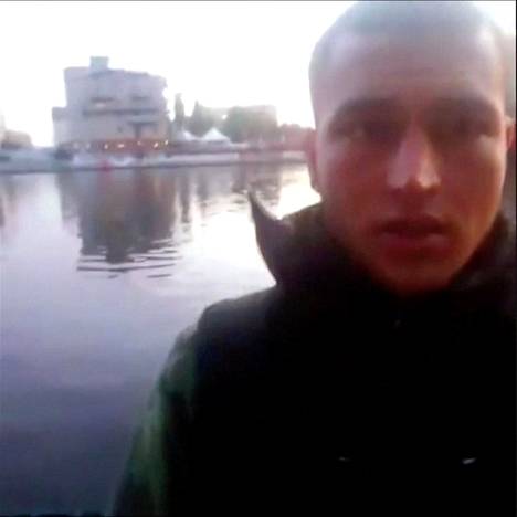 Kuvakaappaus Isisin julkistamalta videolta. Videolla Berliinin terrori-iskun pääepäilty Anis Amri kehottaa Isisin tukijoita tappamaan ”ristiretkeläisiä” Euroopassa.