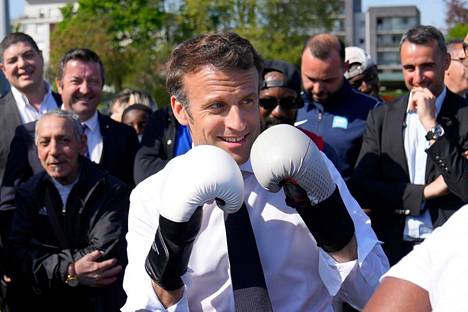 Emmanuel Macron oli valmis kamppailuun vaalitilaisuudessaan Pariisissa torstaina.