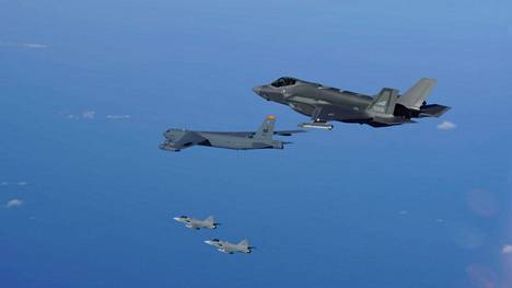 Ylimpänä norjalainen F-35-hävittäjä, keskellä yhdysvaltalainen B-52-pommikone ja alimpana kaksi ruotsalaista Gripeniä viime viikolla Pohjois-Norjassa.