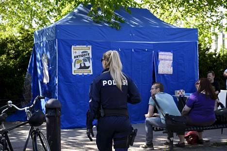 Poliisi määräsi keskiviikkona Dallapénpuistoon pystytetyn huumeiden käyttöteltan purettavaksi. 