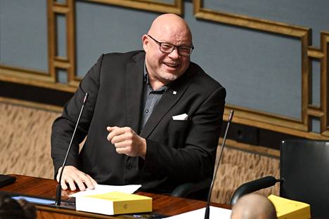 Ano Turtiainen valittiin eduskuntaan perussuomalaisena, mutta erotettiin ryhmästä ja on nyt oma yhden miehen ryhmänsä.