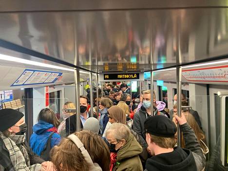 Helsingin metrossa oli ruuhkaa noin kello 16.30.
