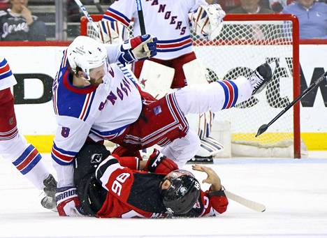 New Jersey Devilsin Timo Meier (alla) loukkaantui New York Rangersin Jacob Trouban taklauksesta.