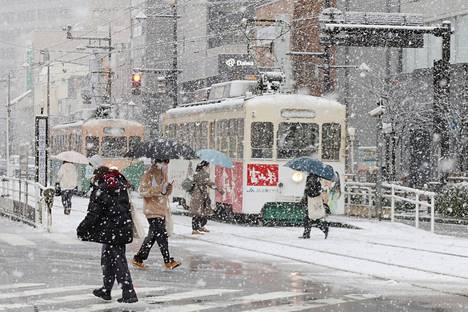 Ihmiset ylittivät katua tiistaina Toyaman kaupungissa Japanissa.