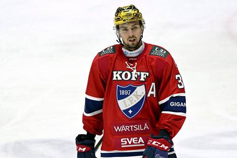 Eetu Koivistoinen pelasi torstaina Vaasassa IFK-uransa yhdeksännen vähintään kahden tehopisteen ottelun. Kuva joulukuun puolivälin KalPa-pelistä, jossa Koivistoinen teki kaksi maalia.