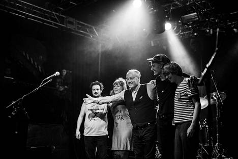 Yari (keskellä) ja Litku Klemetti & Se Tuntematon Numero esittivät Se-yhtyeen vanhoja kappaleita konserteissa 2017 ja 2018. –Kirjan kuvitusta.