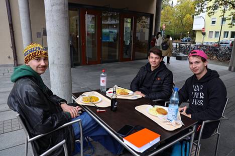 Valentin Pfingstl, Philipp Hausmann and Daniel Neuberger had lunch on the terrace of the student restaurant at the University of Würzburg.