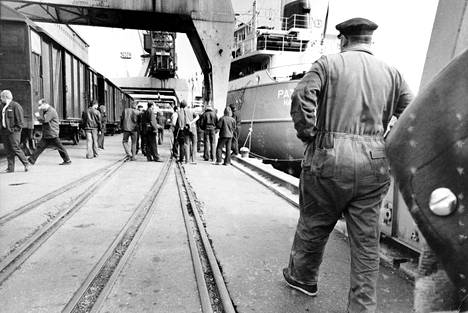 Helsingin satamissa olivat työt keskiviikkona aamupäivällä pysähdyksissä, mutta puolen päivän jälkeen palasivat miehet yleisesti satamiin ja aloittivat työt.