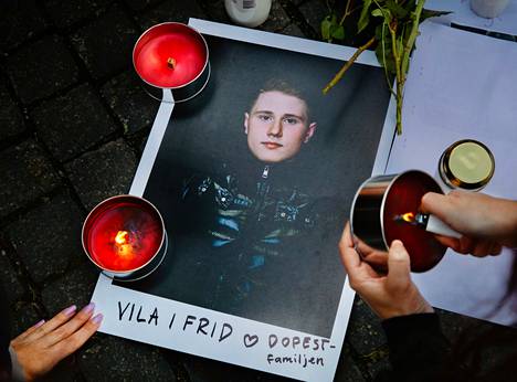 Ruotsin suosituin räppäri Einár ammuttiin torstaina illalla Tukholmassa. Perjantaina surmapaikalle tuotiin kukkia ja kynttilöitä