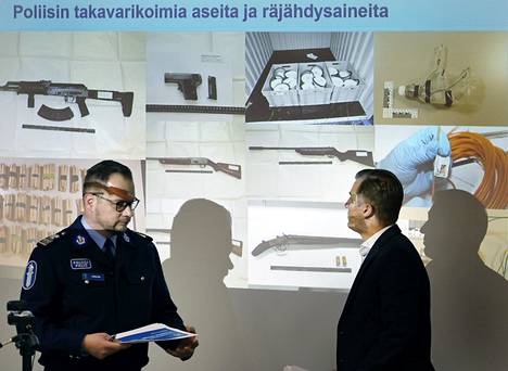 Rikosylikonstaapeli Toni Sjöblom (vas.) ja suojelupoliisin erikoistutkija Eero Pietilä tiedotustilaisuudessa 2. joulukuuta.
