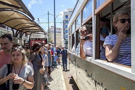 Raitiovaunulla matkustaminen on Lissabonissa välillä vaikeaa, kun kulkuneuvot ovat täynnä turisteja.