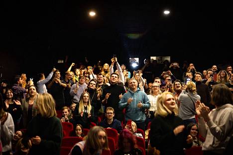 Yleisö hyppäsi riemuhuutoon, kun parlamentin äänestystulos selvisi. Oppositiomieliset seurasivat historiallista parlamentin istuntoa elokuvateatterissa Varsovassa maanantaina.