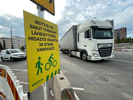 Kevyttä liikennettä varoitetaan työmaasta Kyläsaaressa.