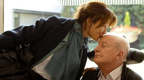 Ranskalainen veteraaninäyttelijä André Dussollier esittää elokuvassa isä-Andréa, Sophie Marceau hänen Emmanuèle-tytärtään.