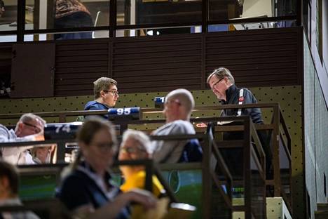 Nutrition journalist Toni Sarkama (left) and Vesa Mäkinen, former CEO of Hippos, the central organization of equestrian sports, follow the raves from the restaurant auditorium.